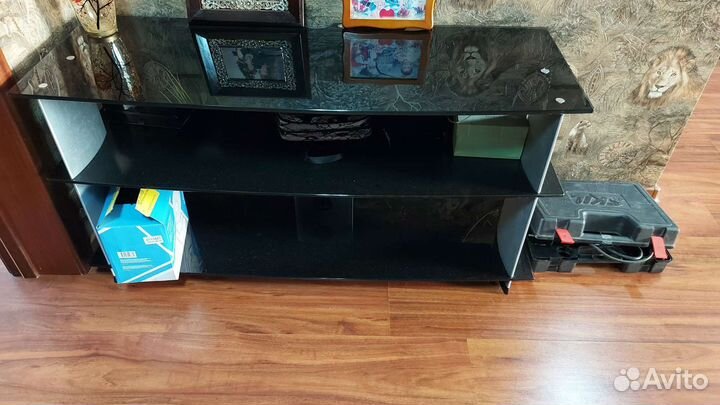 Стеклянная тумба под тв