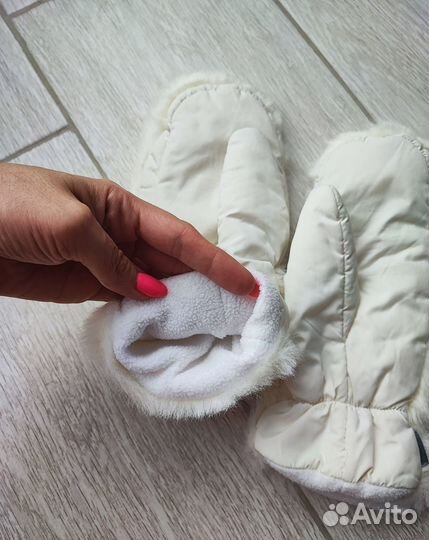 Варежки белые