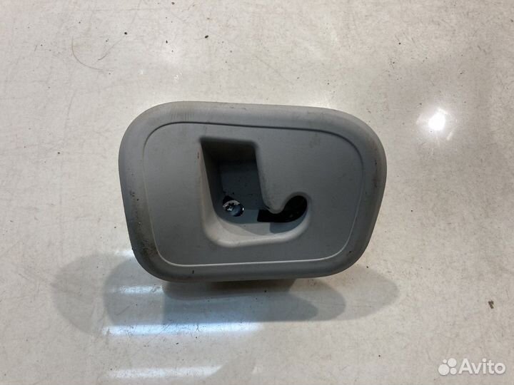 Кронштейн шторки багажника (задний,правый)