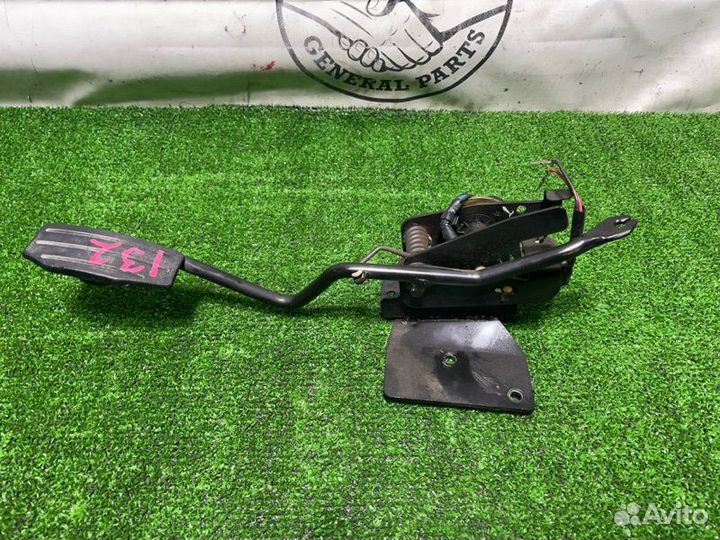 Педаль газа Isuzu Bighorn UBS69 4GJ2 1997