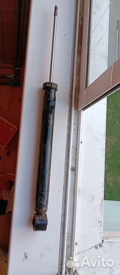 Стойка амортизатора задняя/передняя skoda rapid