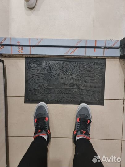 Резиновый коврик под дверь