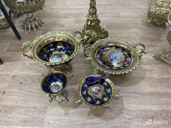 Напольная бронзовая ваза