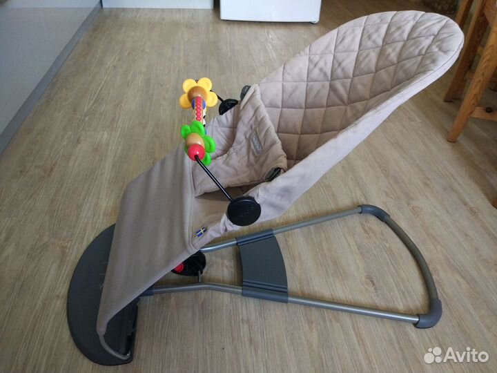 Кресло-шезлонг детское Baby Bjorn 0+ (с игрушкой)