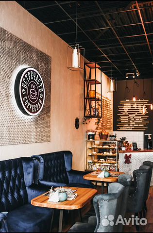 Бариста в кафе 