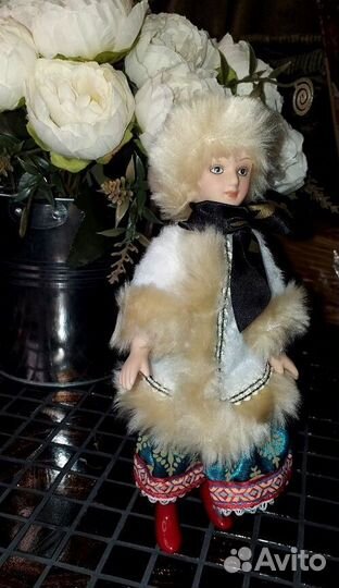 Кукла фарфоровая