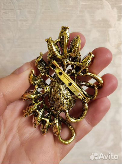 Брошь в винтажном стиле