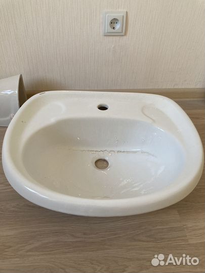Раковина с пьедесталом от застройщика