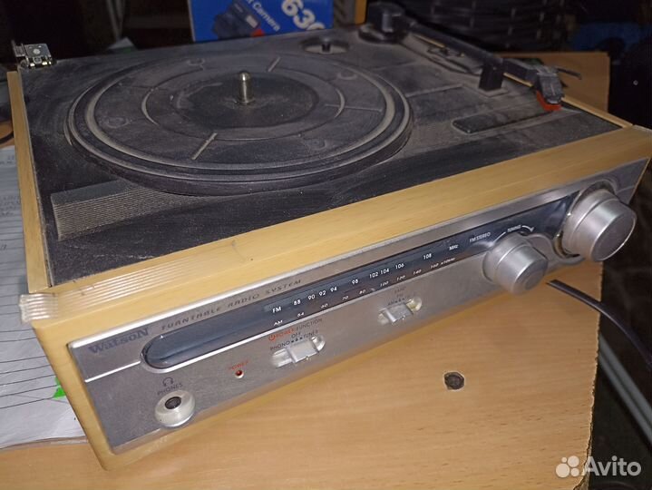 Коллекция старых приемников и магнитофонов