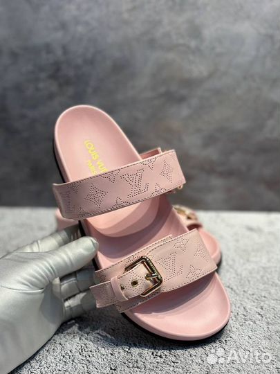 Сандалии Louis Vuitton Bom Dia Flat розовые