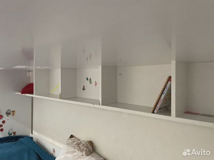 Двухъярусная детская кровать с лестницей комодом