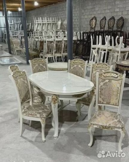 Кухонный стол и стулья в комплекте