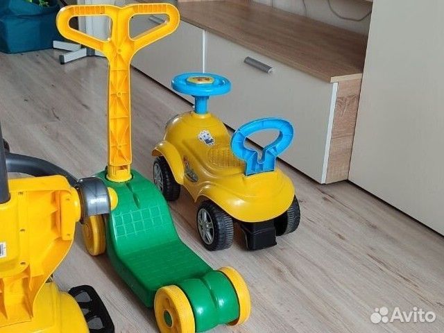 Машинка-каталка самокат для дома