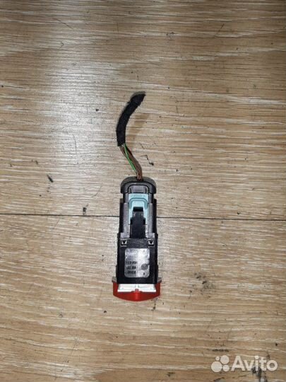 Кнопка аварийной сигнализации Volkswagen Golf 5