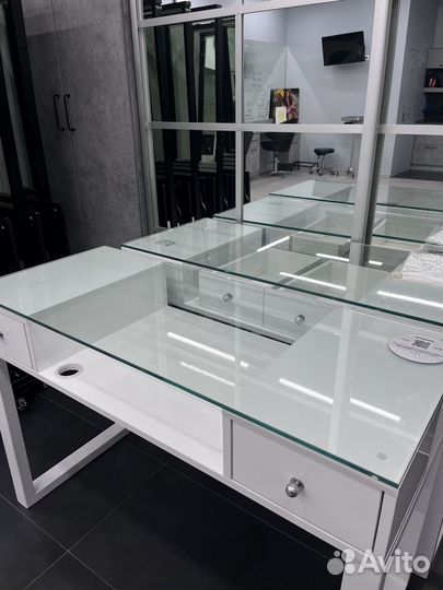 Маникюрный стол