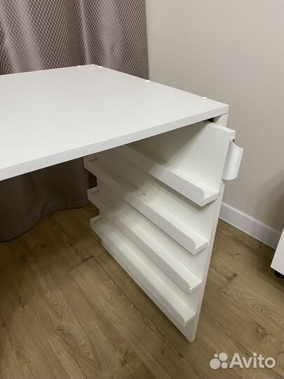 Маникюрный стол