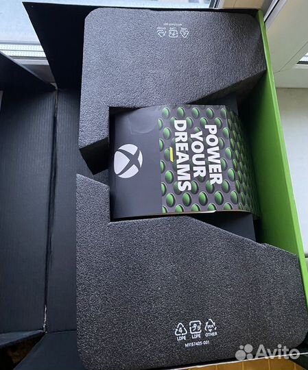 Xbox series x 1 TB с геймпадом