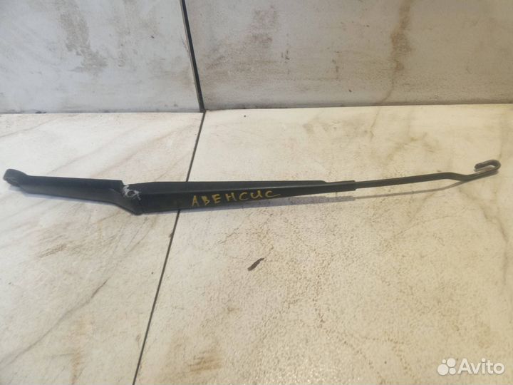 Поводок стеклоочистителя правый Toyota Avensis