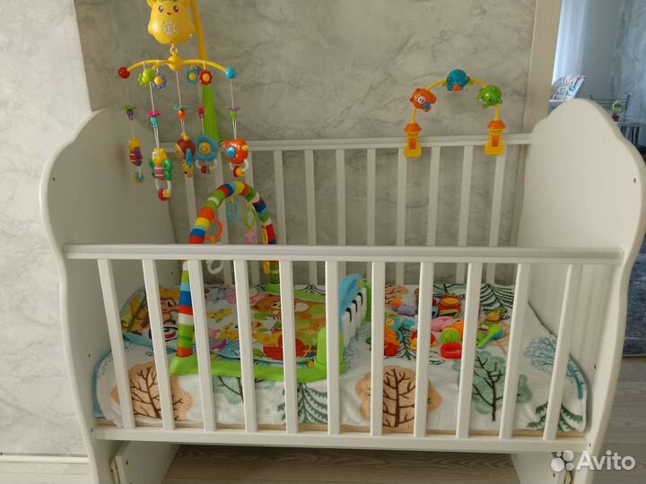 Детская кроватка с игрушками