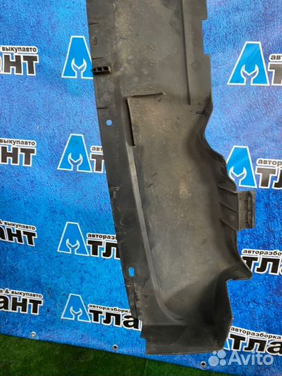 Накладка замка капота Ford Focus CB4 sida 2010