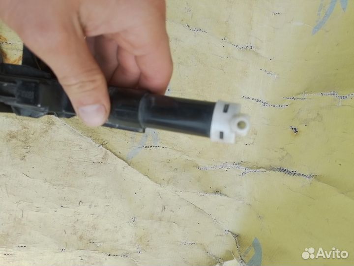 Форсунка омывателя фар Toyota Camry 50 2011+ правая оригинал