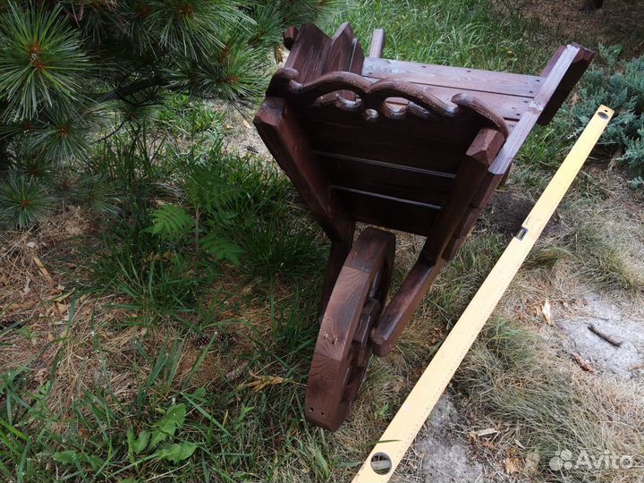 Тачка деревянная декоративная для ландшафта