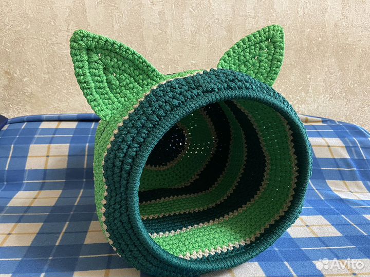 Домик для кошки вязаный