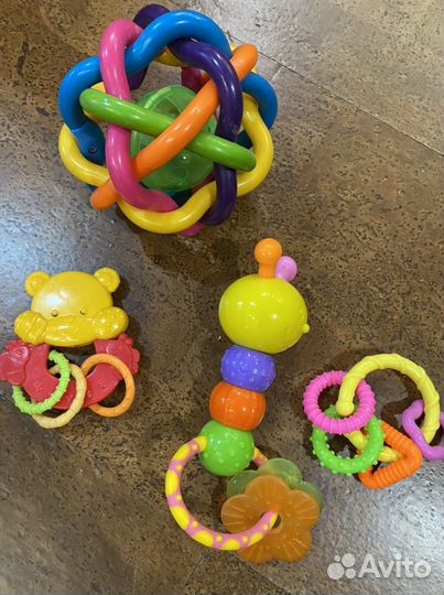 Игрушки первые развивающие