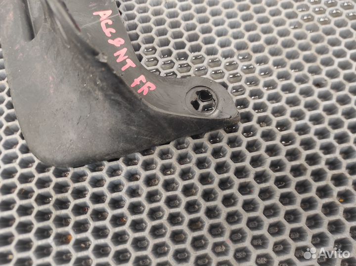 Брызговик перед прав Hyundai Accent 2