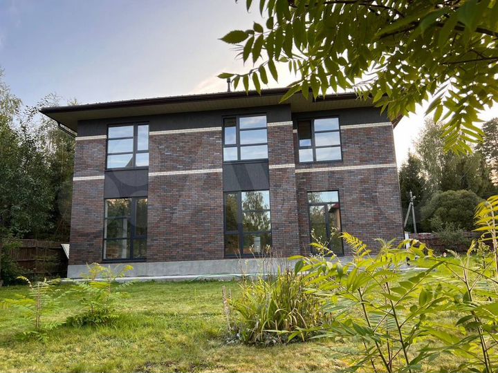 Коттедж 250 м² на участке 8 сот.