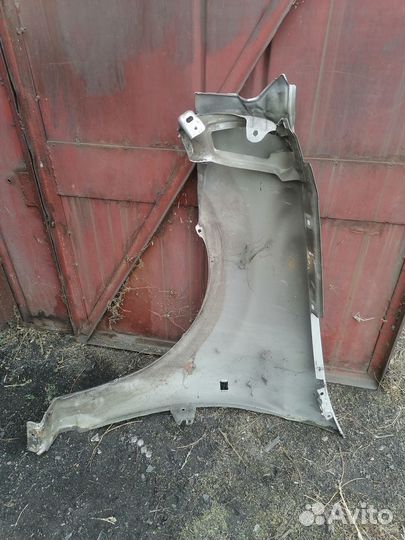 Крыло на renault logan
