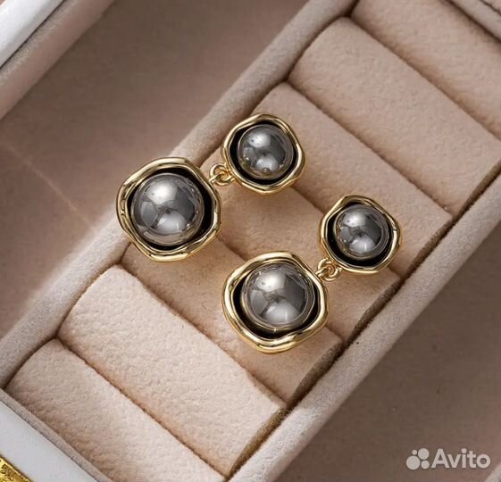 Золотые серьги с черным жемчугом. Тренд