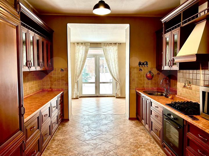 Коттедж 215 м² на участке 14 сот.