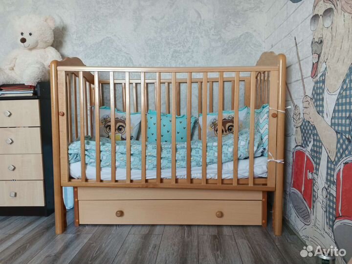 Детская кроватка с маятником