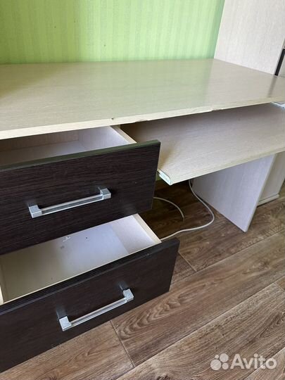 Уголок школьника с письменным столом бу