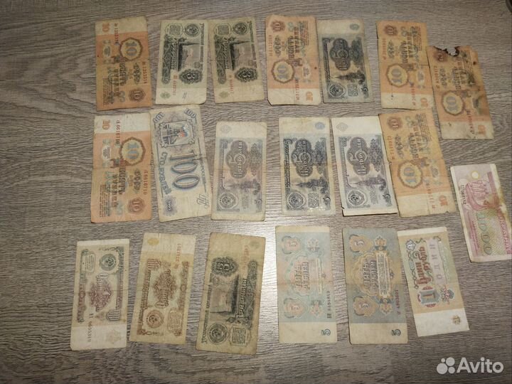 Шкатулка с монетками и банкнотами