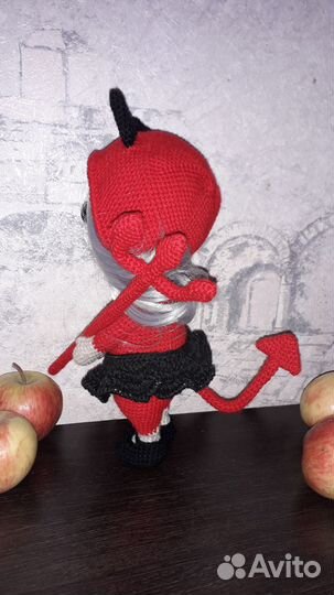 Вязаная кукла Бонни в костюме чертенка