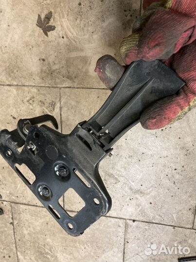 Крюк капота Audi A4 B8 8T0823480