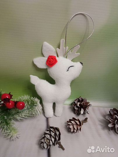 Новогодний оленёнок на ёлку