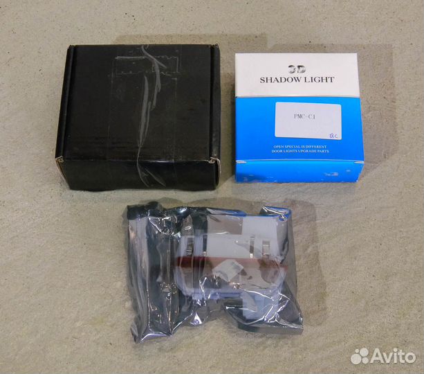 Штатная подсветка дверей с логотипом Porsche