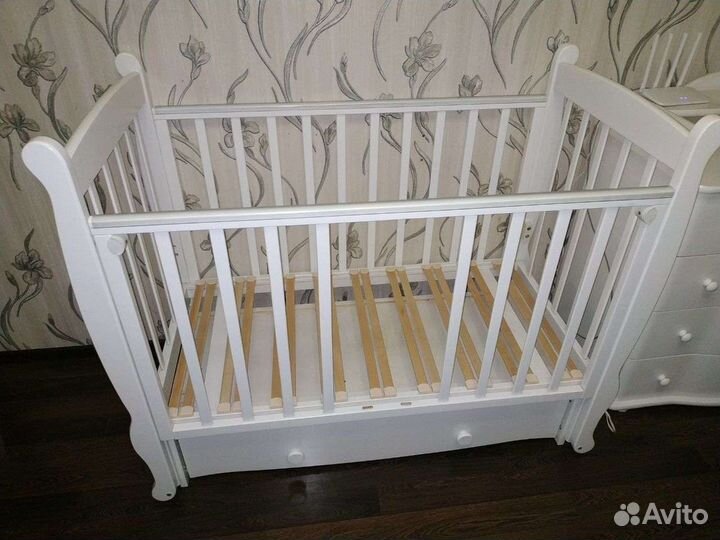 Детская кроватка с маятником