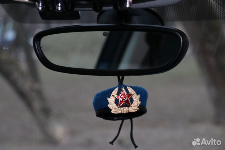 Сувенирный берет-подвеска на зеркало заднего вида