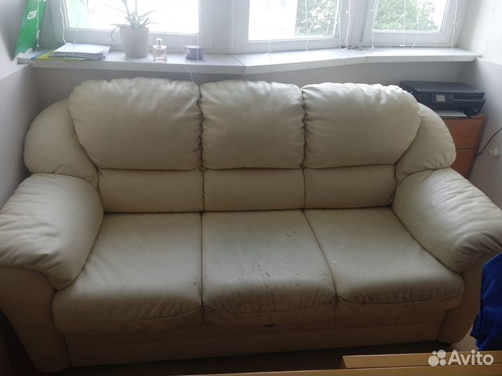 Кожаный диван