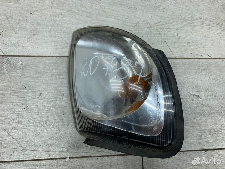 Поворотник правый Nissan Terrano внедорожник TD27T