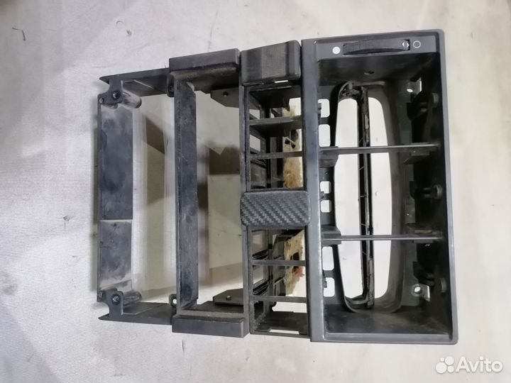 Центральная консоль магнитолы Audi 80 B3 1986-1991