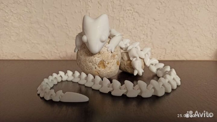 Подвижная фигурка рептилии