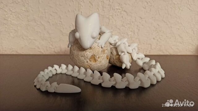 Подвижная фигурка рептилии