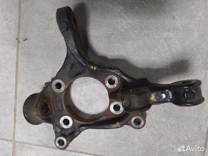 Цапфа или поворотный кулак toyota Camry 70 левый