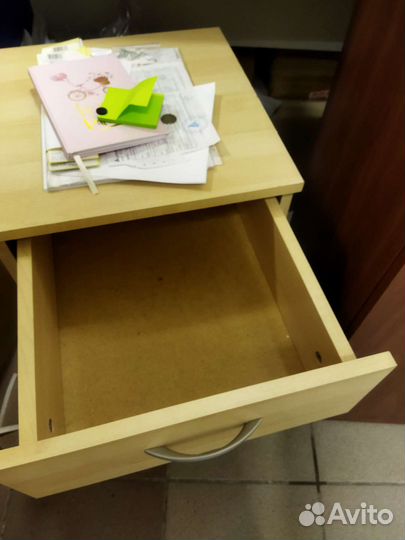 Тумба выкатная с ящиками на колесах