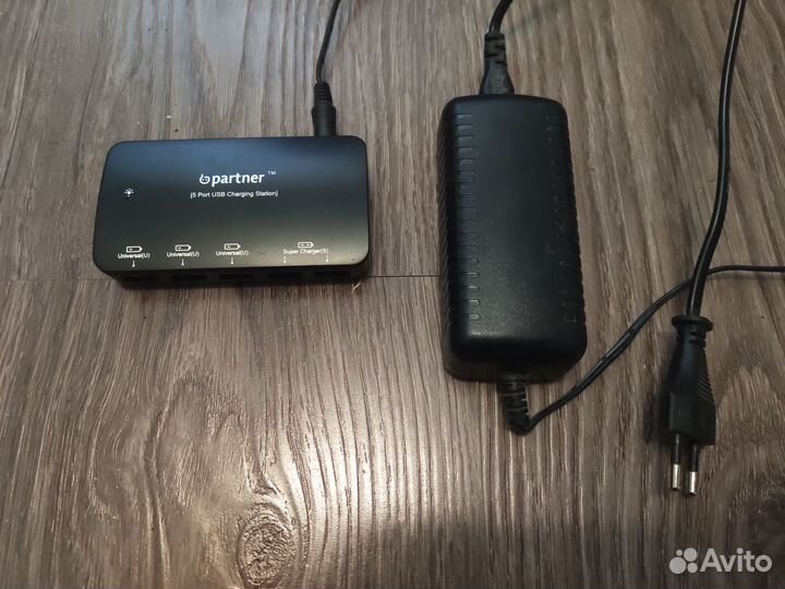 Надежная зарядка с 5 USB портами partner